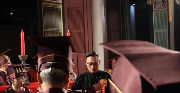 台北孔庙祭孔大典依古礼凌晨举行，孔垂长循例担任正献官和奉祀官