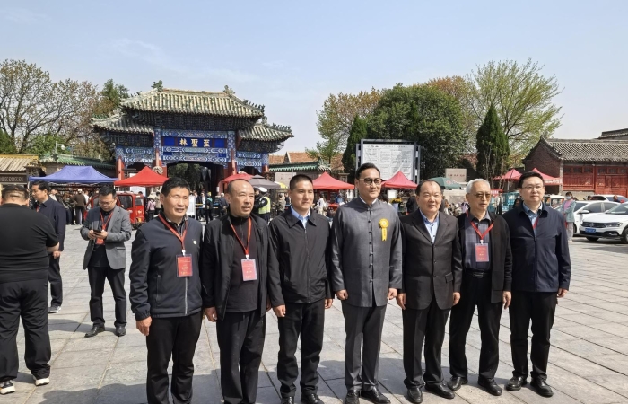 孔子家谱钤印礼曲阜举行 商丘孔裔向孔垂长赠书 ... ...