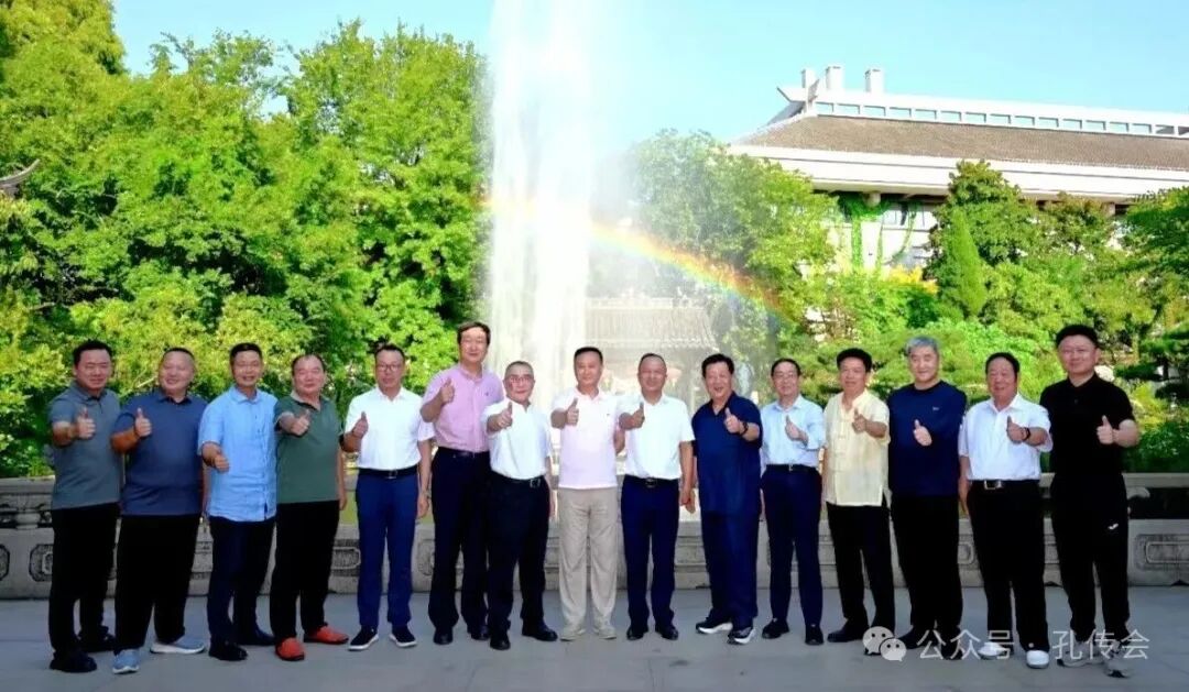 七彩祥云：参会人员在孔氏南宗家庙合影.jpg