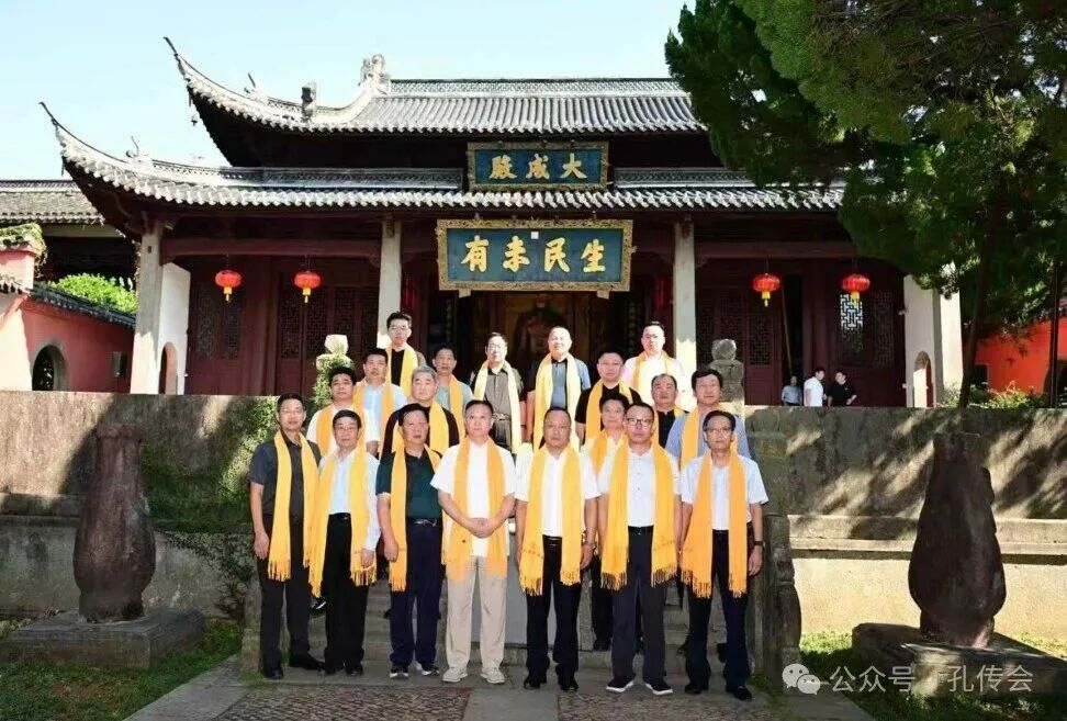 参会代表祭拜大成至圣先师孔子.jpg