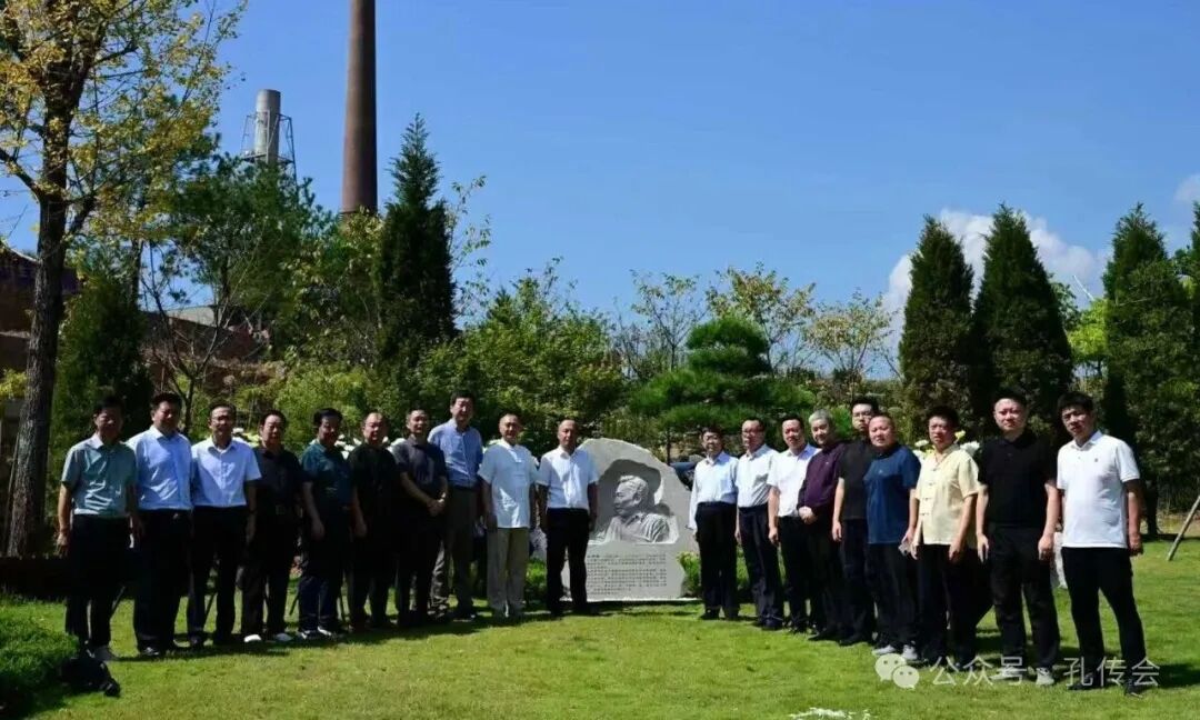 在孔祥楷公墓园合影.jpg