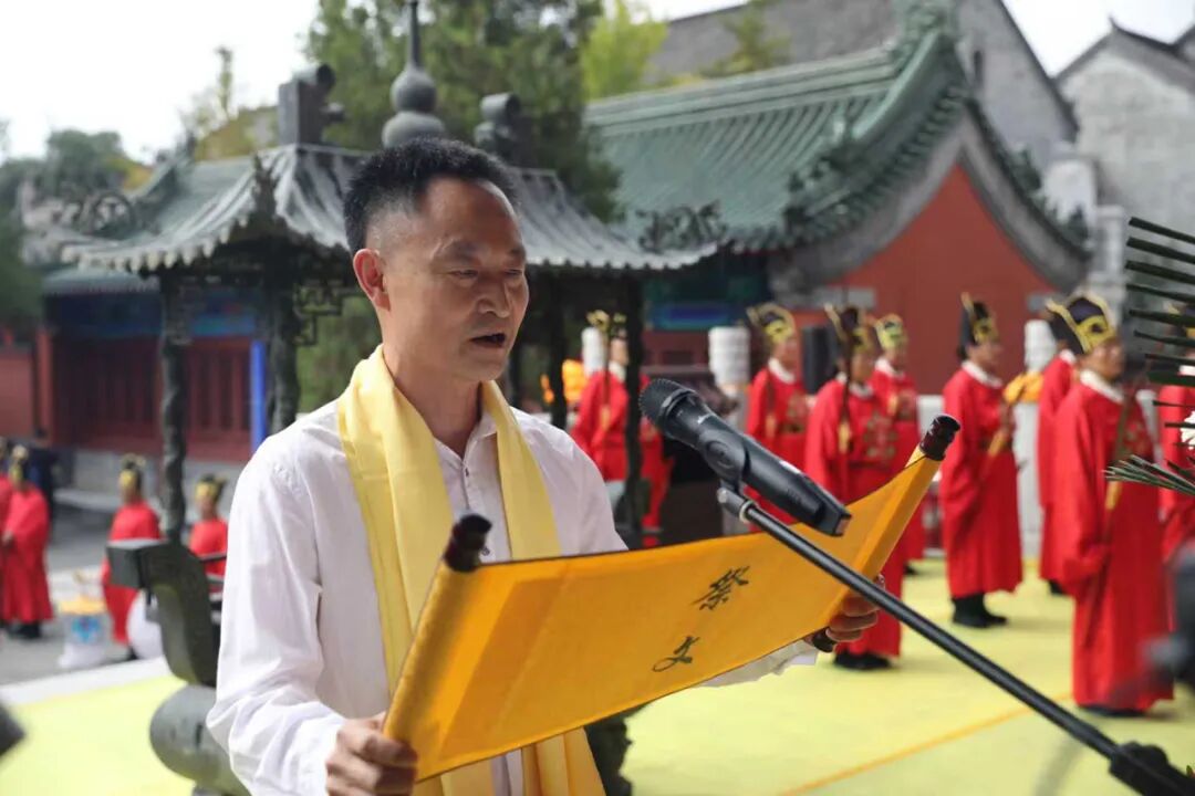 孔令华恭读祭文.jpg
